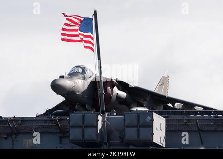McDonnell Douglas AV-8B Harrier II V/STOL velivolo da terra contro la US Navy una nave d'assalto anfibio di classe Wasp USS Kearsarge (LHD-3) nel porto di Gdyn Foto Stock