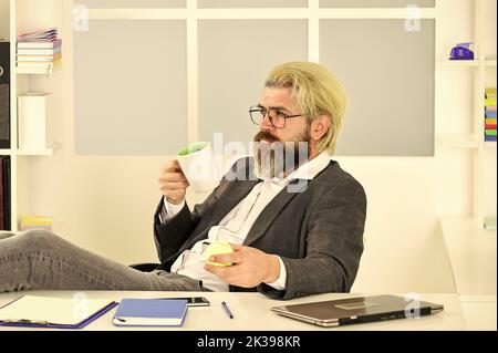 Burnout e mancanza di idee. Concetto di crisi. Imprenditore uomo riuscito formale tuta d'affari seduta ufficio interno. Lavoro in ufficio. Responsabile aziendale Foto Stock