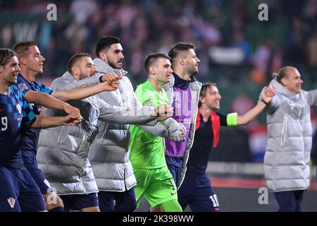 VIENNA, AUSTRIA - 25 SETTEMBRE: Il portiere Dominik Livakovic di Croazia e Croazia i compagni di squadra riconoscono i tifosi dopo la vittoria contro l'Austria nella UEFA Nations League Una partita di Gruppo 1 tra Austria e Croazia all'Ernst Happel Stadion il 25 settembre 2022 a Vienna, Austria. Photo: Igor soban/PIXSELL Credit: Pixsell photo & video agency/Alamy Live News Foto Stock