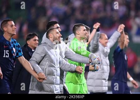 VIENNA, AUSTRIA - 25 SETTEMBRE: Il portiere Dominik Livakovic di Croazia e Croazia i compagni di squadra riconoscono i tifosi dopo la vittoria contro l'Austria nella UEFA Nations League Una partita di Gruppo 1 tra Austria e Croazia all'Ernst Happel Stadion il 25 settembre 2022 a Vienna, Austria. Photo: Igor soban/PIXSELL Credit: Pixsell photo & video agency/Alamy Live News Foto Stock