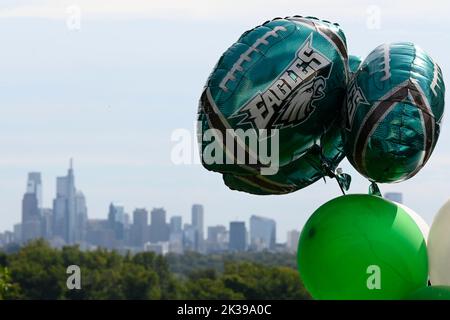 Philadelphia, Stati Uniti. 25th Set, 2022. Lo skyline di Center City Philadelphia appare all'orizzonte sotto le decorazioni Eagles come si vede da Belmont Plate, a West Philadelphia, PA, USA 0n 25 settembre 2022. Credit: OOGImages/Alamy Live News Foto Stock