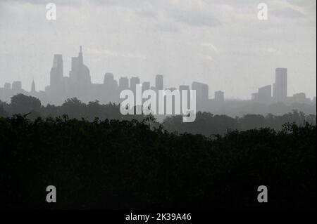 Philadelphia, Stati Uniti. 25th Set, 2022. Band of rain hanno reso quasi monocromatico una silhouette minimalistica dello skyline di Center City Philadelphia durante le docce di inizio autunno, come visto dal Belmont Plateau, a West Philadelphia, PA, USA 0n 25 settembre 2022. Credit: OOGImages/Alamy Live News Foto Stock