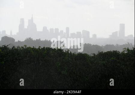 Philadelphia, Stati Uniti. 25th Set, 2022. Band of rain hanno reso quasi monocromatico una silhouette minimalistica dello skyline di Center City Philadelphia durante le docce di inizio autunno, come visto dal Belmont Plateau, a West Philadelphia, PA, USA 0n 25 settembre 2022. Credit: OOGImages/Alamy Live News Foto Stock