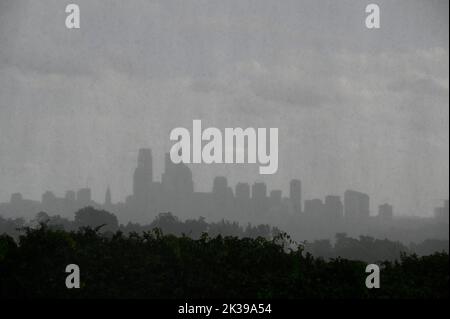 Philadelphia, Stati Uniti. 25th Set, 2022. Band of rain hanno reso quasi monocromatico una silhouette minimalistica dello skyline di Center City Philadelphia durante le docce di inizio autunno, come visto dal Belmont Plateau, a West Philadelphia, PA, USA 0n 25 settembre 2022. Credit: OOGImages/Alamy Live News Foto Stock