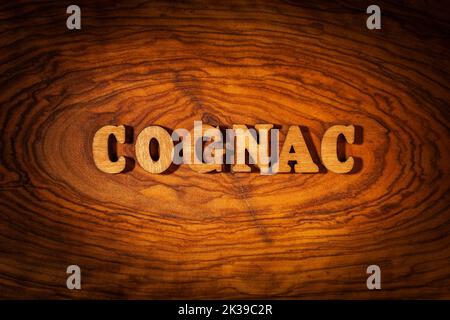 Parola cognac - Iscrizione con lettere di legno in primo piano Foto Stock