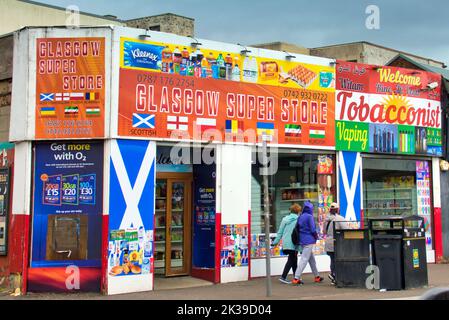 Negozi multiculturali nel mercato di barras o barrows Glasgow, Scozia, Regno Unito Foto Stock