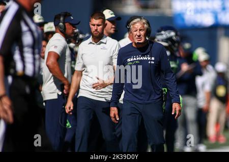 Seattle, Washington, Stati Uniti. 25th Set, 2022. L'allenatore di Seattle Seahawks Pete Carroll cammina lungo i margini durante una partita tra gli Atlanta Falcons e i Seattle Seahawks al Lumen Field di Seattle, Washington. Sean Brown/CSM/Alamy Live News Foto Stock