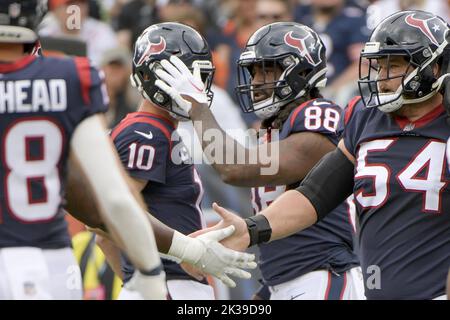 Chicago, Stati Uniti. 25th Set, 2022. Il quartback di Houston Texans Davis Mills (10) celebra un touchdown di John Metchie III (88) contro gli orsi di Chicago durante una partita al Soldier Field di Chicago domenica 25 settembre 2022. Foto di Mark Black/UPI Credit: UPI/Alamy Live News Foto Stock