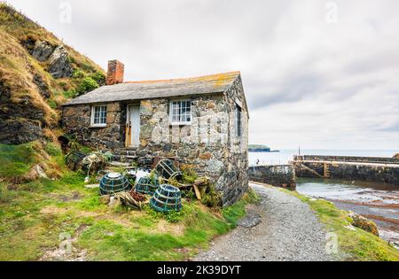 Harbour Cottage, The Net Loft Fishermen’s Cottage, un edificio di inizio '19th elencato a Mullion Cove, a ovest della penisola di Lizard, Cornovaglia Foto Stock