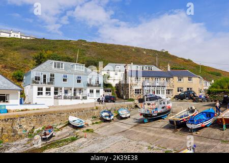 Barche da pesca sullo scivolo nel porto di Mullion Cove, un piccolo porto sulla costa occidentale della penisola di Lizard, Cornovaglia, sulla parte orientale di Mount's Bay Foto Stock