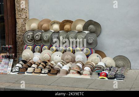 Cappelli tradizionali in vendita per le strade di Cartagena Foto Stock