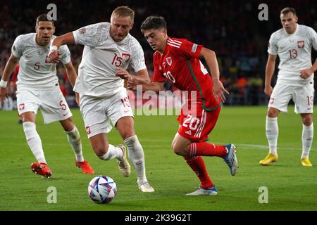 Cardiff, Galles, Regno Unito. 25th Settembre 2022. Lo zenzero gallese Daniel James #20 prende il Kamil Glik #15 della Polonia durante la partita del gruppo della lega delle Nazioni UEFA A4 Galles contro Polonia al Cardiff City Stadium, Galles. Credit: Penallta Photographics/Alamy Live News Foto Stock