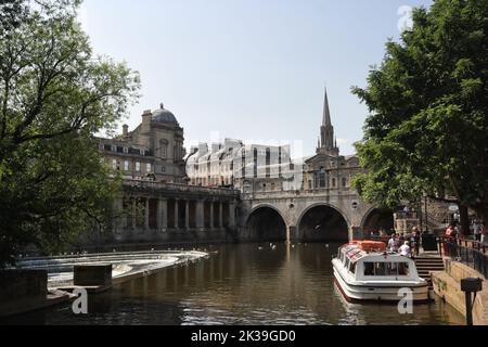 Pulteney Bridge sul fiume Avon a Bath Inghilterra Regno Unito Riverside Waterfront Scenic World Heritage City Foto Stock