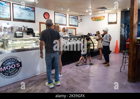 Jackson, Wyoming - 20 luglio 2022: Clienti all'interno del Gourmet Moo's Ice Cream shop nel centro di Jackson Foto Stock