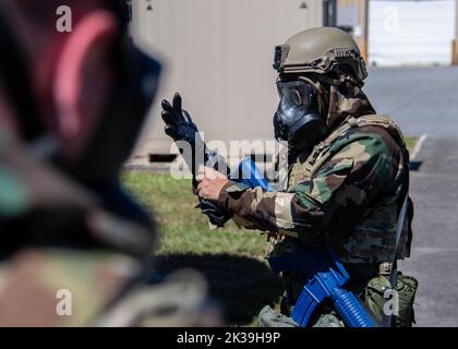 Airman 1st Class Nicholas Yothbounpheng, 94th Security Forces Squadron, Security Forces Airman, mette in moto l'attrezzatura MOPP (Mission Oriented Protective Posture) durante un attacco di gas simulato alla base della riserva aerea di Dobbins, GA, settembre 22. Dobbins ARB ha ospitato, coordinato e partecipato a un esercizio di base a livello di settembre 19-25 chiamato United Force 22-01 per testare le capacità di preparazione. Foto Stock