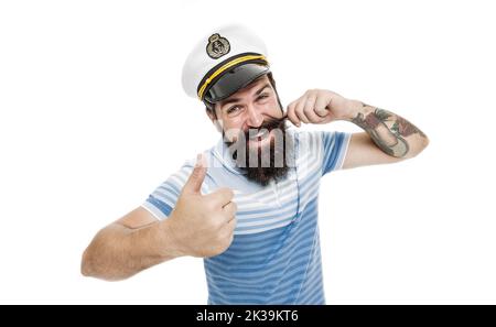 Orgoglioso dei suoi baffi. Il buon marinaio gira i baffi. L'uomo bearded con i baffi dà i pollici in su. Favoloso stile di baffi maschile. Spirito di avventura Foto Stock