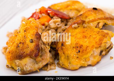 Cosce di pollo al forno con porridge di orzo Foto Stock