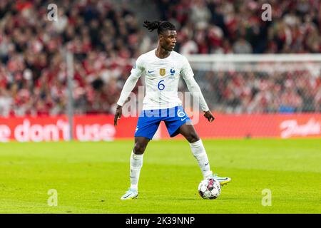 Copenaghen, Danimarca. 25th Set, 2022. Eduardo Camavinga (6) di Francia visto durante la partita della UEFA Nations League tra Danimarca e Francia al Parken di Copenaghen. (Photo Credit: Gonzales Photo/Alamy Live News Foto Stock