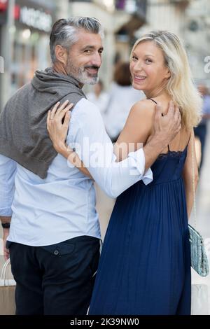 vista posteriore di un'elegante coppia anziana sulla strada cittadina Foto Stock