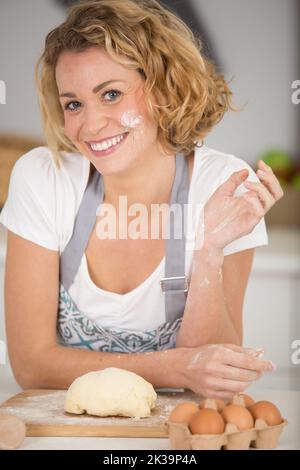 una donna felice impastare Foto Stock
