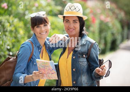 felici e allegri momenti positivi di due ragazze alla moda turisti Foto Stock