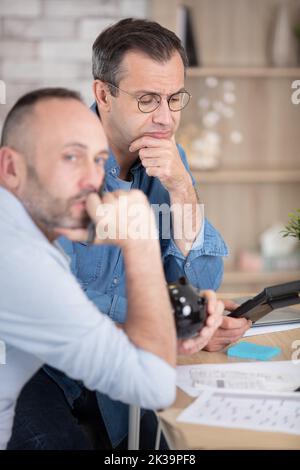 coppia gay calcolo fatture da pagare Foto Stock