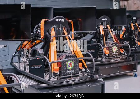 21 luglio 2022, Dusseldorf, Germania: Simulatore e allenatore professionale di un pilota da corsa con sedia a leve e monitor multipli Foto Stock