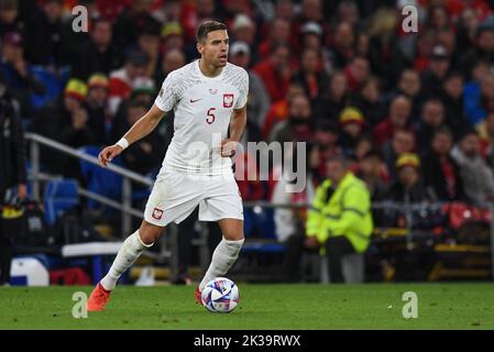 Jan Bednarek durante la partita UEFA Nations League Group A4 tra Galles e Polonia al Cardiff City Stadium, Cardiff, Regno Unito, 25th settembre 2022 (Foto di Mike Jones/News Images) Foto Stock