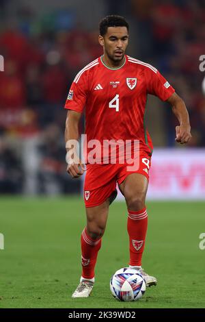 Cardiff, Regno Unito. 25th Set, 2022. Ben Cabango del Galles in azione. UEFA Nations League, gruppo D match, Galles contro Polonia, domenica 25th settembre 2022 allo stadio cittadino di Cardiff, Galles del Sud. Solo per uso editoriale. pic di Andrew Orchard/Andrew Orchard SPORTS photography/Alamy Live News Credit: Andrew Orchard SPORTS photography/Alamy Live News Foto Stock