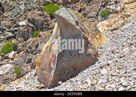 Caratteristica roccia ignea sul lato di un vulcano sul Monte Lassen in California Foto Stock