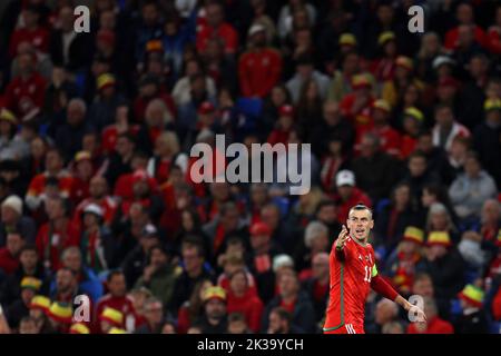 Cardiff, Regno Unito. 25th Set, 2022. Gareth Bale del Galles guarda su. UEFA Nations League, gruppo D match, Galles contro Polonia, domenica 25th settembre 2022 allo stadio cittadino di Cardiff, Galles del Sud. Solo per uso editoriale. pic di Andrew Orchard/Andrew Orchard SPORTS photography/Alamy Live News Credit: Andrew Orchard SPORTS photography/Alamy Live News Foto Stock