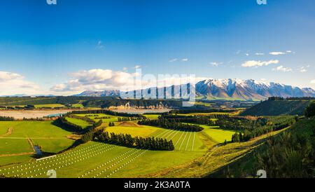 Vicino al villaggio di Windwhistle che si affaccia su campi agricoli e la Gola Rakaia verso il monte Hutt con una leggera spolverata di neve sul mo Foto Stock