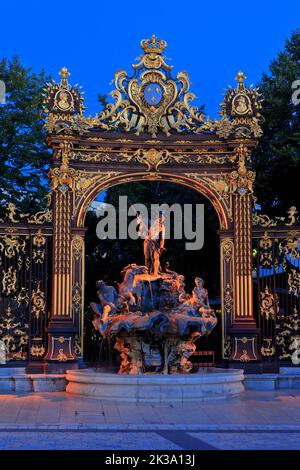 La Fontana del Nettuno del 18th ° secolo a Place Stanislas a Nancy (Meurthe-et-Moselle), Francia Foto Stock