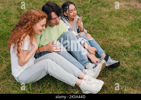 Tre giovani influencer che fanno un selfie e inviano un videomessaggio con espressioni facciali diverse ai loro amici. Storia estiva. Streaming video Foto Stock