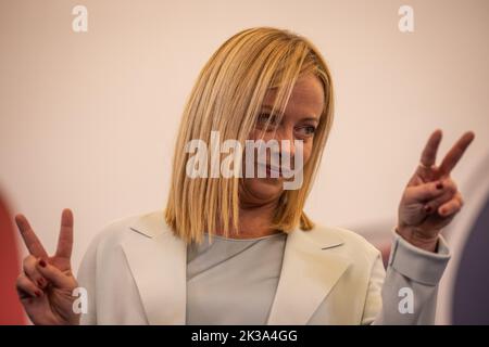 Roma, Italia. 26th Set, 2022. Leader del partito di estrema destra italiano Fratelli d'Italia, Giorgia Meloni reagisce durante una conferenza stampa presso la sede elettorale del suo partito. Meloni e il suo partito nazionalista dei Fratelli d'Italia sono stati i chiari vincitori secondo le proiezioni iniziali. Credit: Oliver Weiken/dpa/Alamy Live News Foto Stock