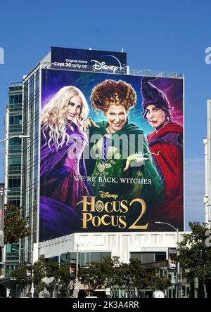 Los Angeles, California, USA 25th settembre 2022 Una visione generale dell'atmosfera di Disney Hocus Pocus 2 Billboard con Bette Midler, Sarah Jessica Parker e Kathy Najimy su Sunset Blvd il 25 settembre 2022 a Los Angeles, California, USA. Foto di Barry King/Alamy Stock Photo Foto Stock