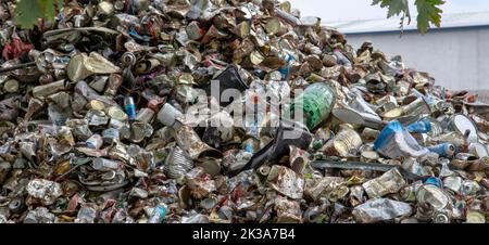 Rottami di metallo. Materiale scartato e preparato per il riciclaggio. Foto Stock