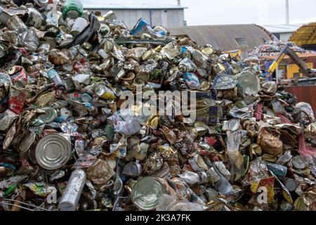 Rottami di metallo. Materiale scartato e preparato per il riciclaggio. Foto Stock