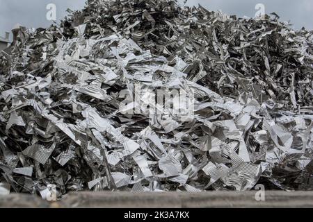 Rottami di metallo. Materiale scartato e preparato per il riciclaggio. Foto Stock