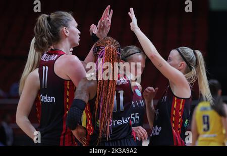 I giocatori belgi Julie Allemand e Belgian Cats festeggiano dopo aver segnato nel corso di una partita di basket tra la nazionale belga The Belgian Cats and Bosnia-Erzegovina, lunedì 26 settembre 2022 a Sydney, Australia, partita 4/5 nel Gruppo A alla FIBA Women's Basketball World Cup. La 19th edizione della Coppa del mondo FIBA Women's Basketball 2022 si svolge dal 22 settembre al 01 ottobre a Sydney, Australia. BELGA PHOTO VIRGINIE LEFOUR Foto Stock