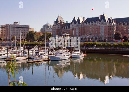 Una vista panoramica dell'hotel Fairmont Empress lungo Government Street, Victoria, British Columbia, Canada, con il porto interno in primo piano. Foto Stock