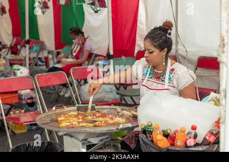 Cuoco di calupas poblanas in una bancarella di strada a Puebla Foto Stock