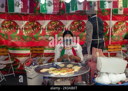 Cuoco di calupas poblanas in una bancarella di strada a Puebla Foto Stock