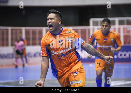 Buenos Aires, Argentina. 25th Set, 2022. Carlos Jimenez (C) di Bucaneros celebra il suo gol durante la partita tra Bucaneros (ven) e San Martin (BOL) come parte di Libertadores Futsal 2022 Group C alla Befol Arena.(Punteggio finale: Bucaneros (ven) 1 - 0 San Martin (BOL) Credit: SOPA Images Limited/Alamy Live News Foto Stock