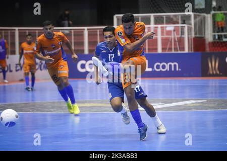 Buenos Aires, Argentina. 25th Set, 2022. Jackson Salazar (R) di Bucaneros visto in azione durante la partita tra Bucaneros (ven) e San Martin (BOL) come parte di Libertadores Futsal 2022 Gruppo C a Befol Arena.(Punteggio finale: Bucaneros (ven) 1 - 0 San Martin (BOL) Credit: SOPA Images Limited/Alamy Live News Foto Stock