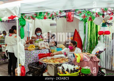 Cuoco di calupas poblanas in una bancarella di strada a Puebla Foto Stock