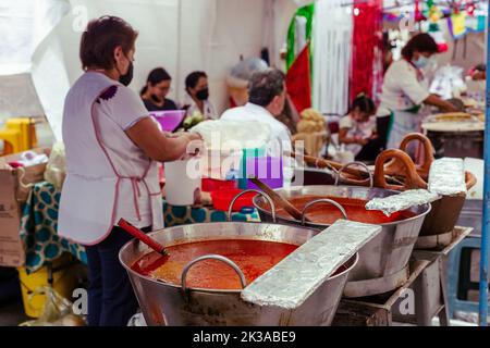 Cuoco di calupas poblanas in una bancarella di strada a Puebla Foto Stock
