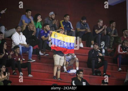 Buenos Aires, Argentina. 25th Set, 2022. I tifosi di Bucaneros hanno visto durante la partita tra Bucaneros (VEN) e San Martin (BOL) come parte di Libertadores Futsal 2022 Group C alla Befol Arena. (Punteggio finale: Bucaneros (VEN) 1 - 0 San Martin (BOL) (Foto di Roberto Tuero/SOPA Images/Sipa USA) Credit: Sipa USA/Alamy Live News Foto Stock