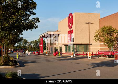 Batavia, New York, USA - 21 febbraio 2022: Un grande magazzino Target nel centro commerciale Towne Center di Batavia. Foto Stock