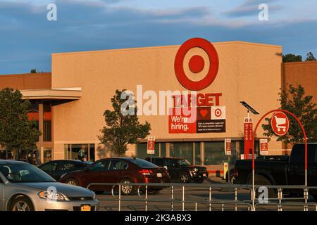 Batavia, New York, Stati Uniti d'America - 21 febbraio 2022: Un grande magazzino Target nel centro commerciale Batavia's Towne Center porta un promotin di banner We're Hiring Foto Stock